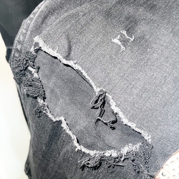 Abercrombie & Fitch Curve Love Black Distressed The Mom High Rise Raw Hem Jean - Picture 4 of 9